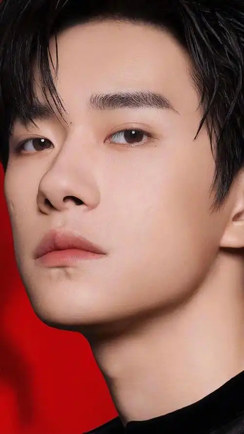 210819请欣赏来自阿玛尼代言人易烊千玺的神级美颜这帅得一塌糊涂的