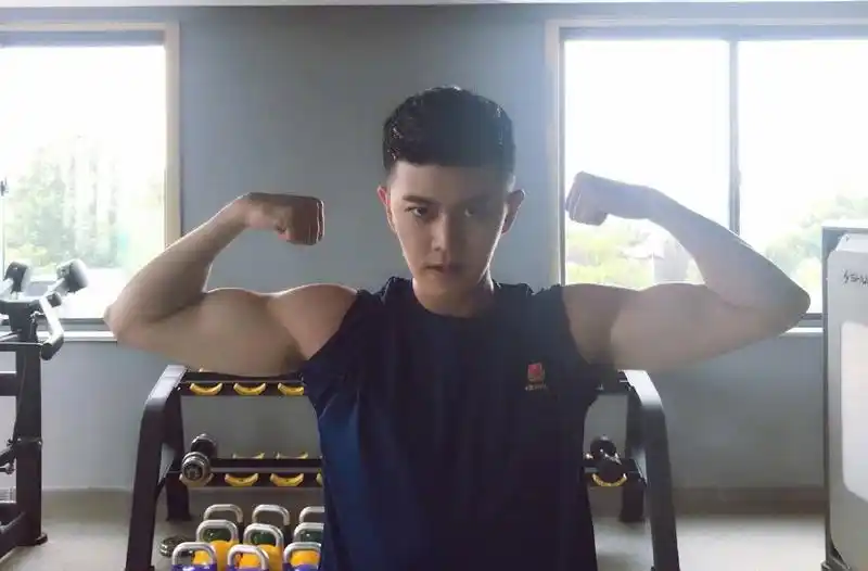 《锦衣之下》陆绎胳膊无力要今夏喂药 可你品任嘉伦这身腱子肉