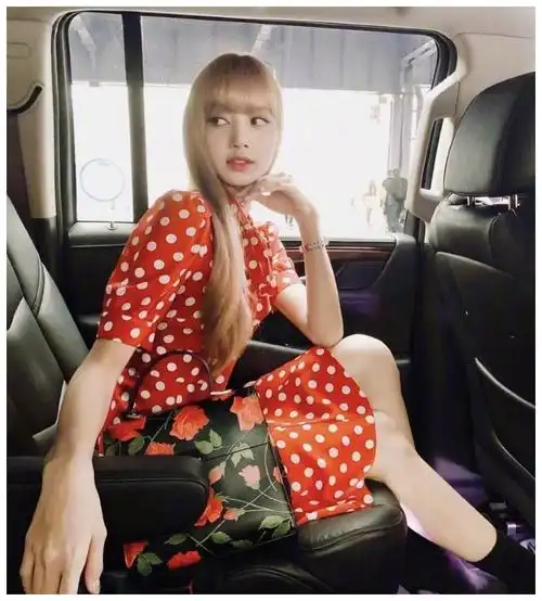 服了lisa的神仙颜蓝色眼影红色眼线再作妖也hold住