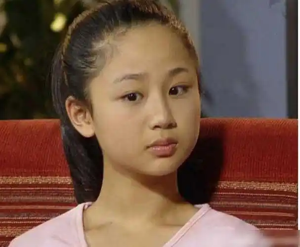 杨紫15岁旧照,身穿粉色连衣裙,满脸的胶原蛋白十分清纯