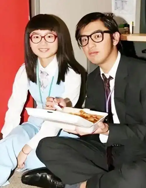 2006年,她和陈柏霖一起拍摄《春田花花同学会》时相识,两人关系亲密