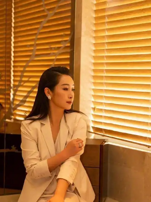 41岁秦海璐新造型好帅气!穿西装梳大背头秒变女总裁,气场真强大