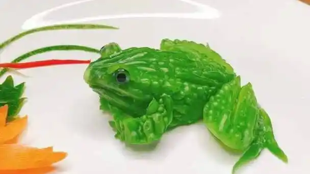 蓝花……这些常见的蔬菜在食品雕刻达人手中,分分钟就能实现变身:青蛙