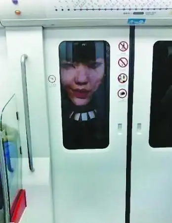 吴莫愁惊悚照现地铁车窗 嘴唇鲜红表情鬼魅(图)