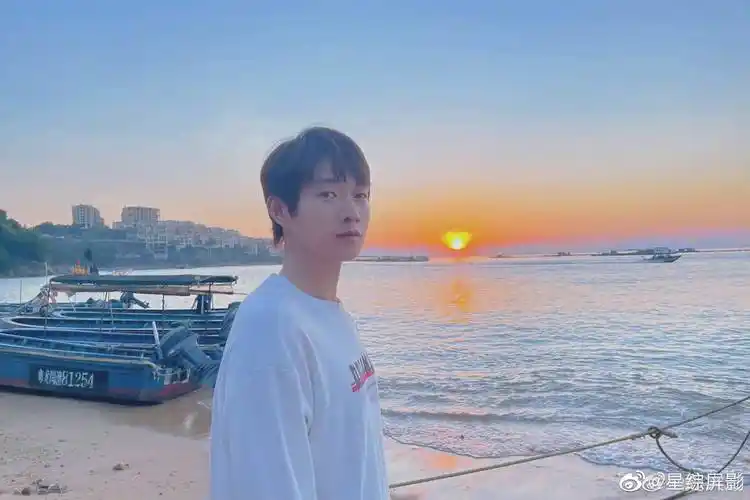 魏大勋晒日落照夕阳大概帅哥画面真美啊