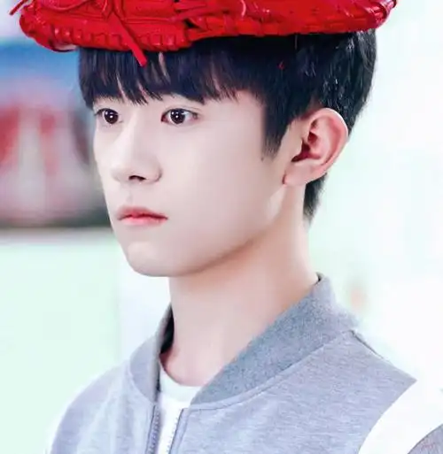 好喜欢尹柯罚站这里的各种截图,眼睛真的太清澈了#易烊千玺电影小小的