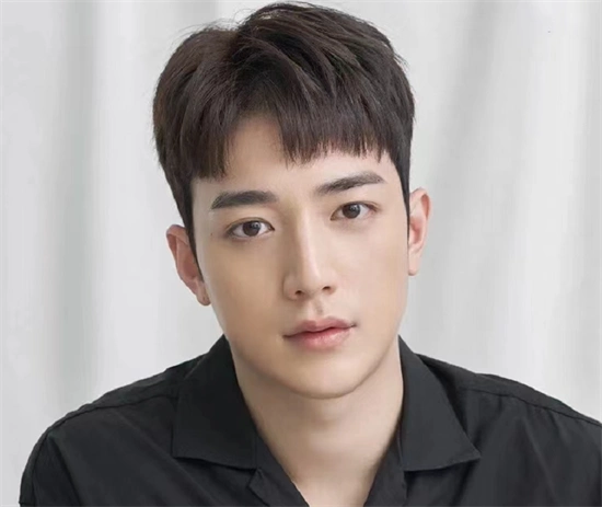 韩式男生三七分发型 年轻活力尽显帅气_韩式男发 - 美发站