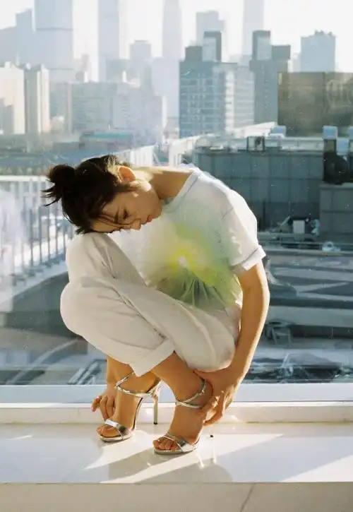 下面张子枫搭配的是白色的长裤,和一双银色的高跟鞋,美呆了.