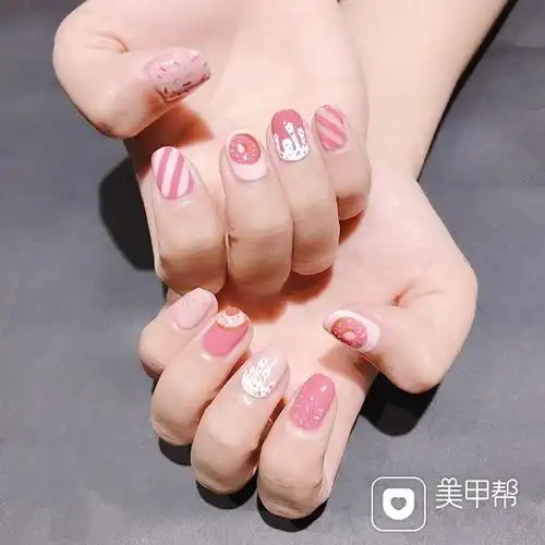 方圆形粉色手绘可爱甜甜圈美甲图片