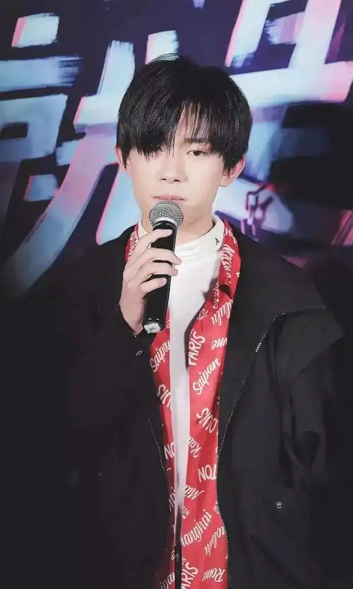 易烊千玺出席街舞决赛录制,他的遮眼的长发造型让粉丝眼前一亮