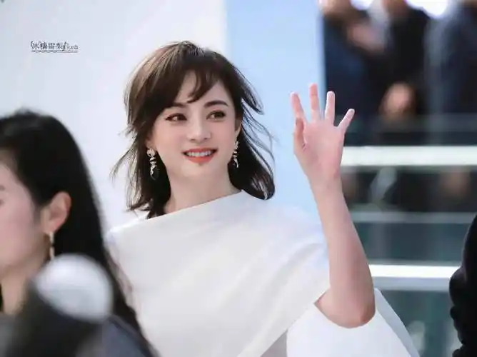 孙俪拍写真突破尺度,穿背心低腰裤躺地上,大面积露腰身风格颓废_照片