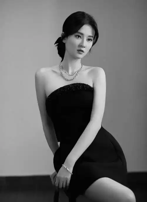 乔欣穿深v与帅哥同框,领口低到肚脐下,胡一天张云龙不心动吗?