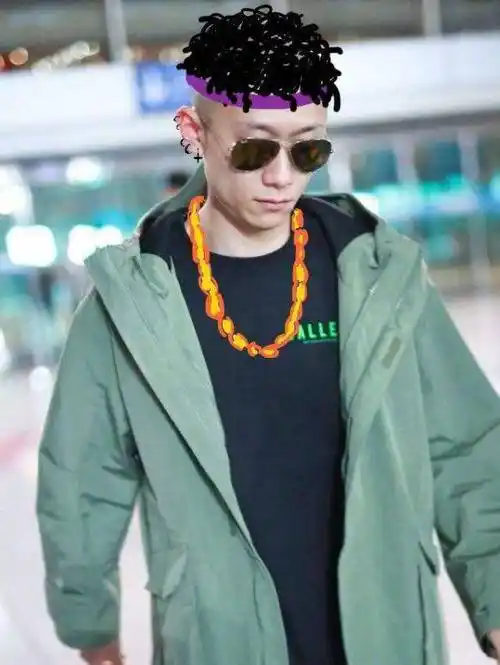 "锡纸烫"这个发型p上之后,张一山整个人就更加有了日常生活中街头形象