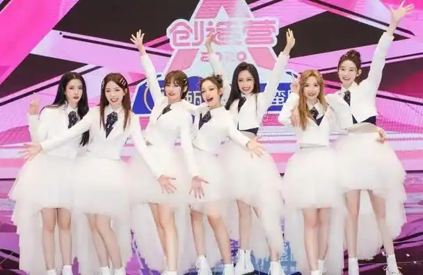 硬糖少女成团首发海报,希林娜依高并不站c位,郑乃馨站位最显眼