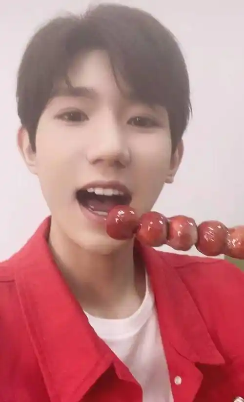 王源录制节目粉丝疯狂应援,女友粉举牌:王源老婆我最配_网友_照片