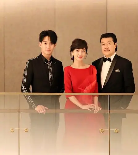 赵雅芝晒全家福一家三口太养眼 男帅女靓31岁儿子堪比小鲜肉