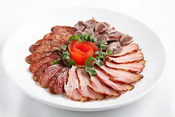 湖南菜也叫湘菜,是国内独具特色的8大菜系之一,其口味多样化,品种齐全