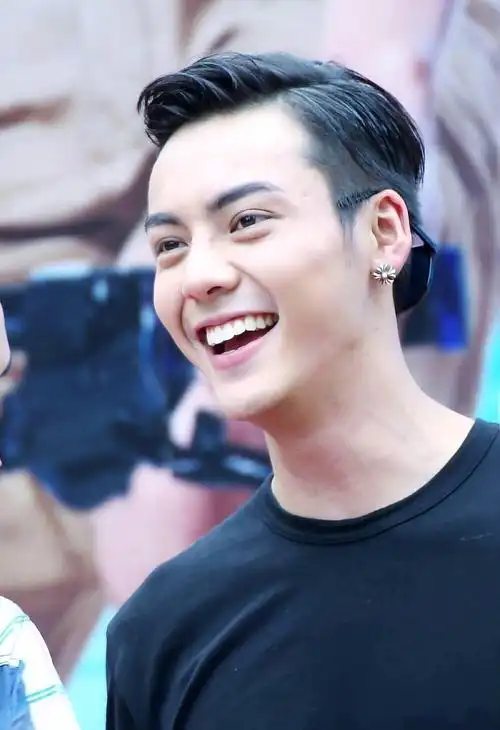 图中陈伟霆的一颦一笑都明艳动人,陈伟霆笑起来更加的帅气,而且尹更