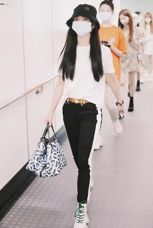 硬糖少女成团后机场首秀:希林换服装,郑乃馨甜美,陈卓璇太意外