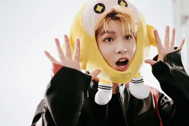 黄明昊小黄蛋#  你的可爱小黄蛋justin上线  奶黄小贾可爱治愈萌化了