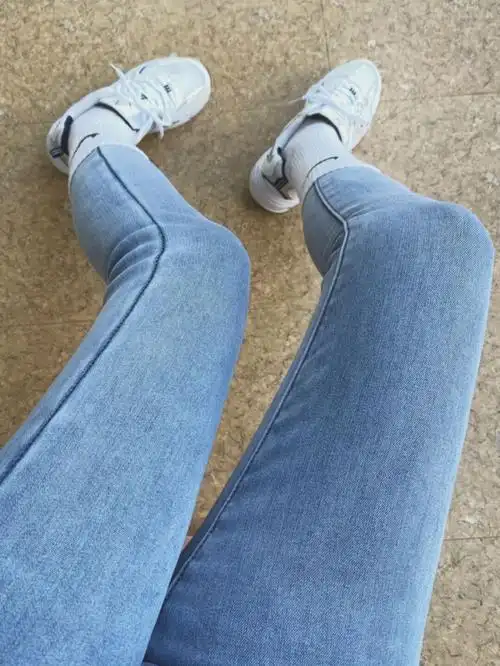 这是我见过最丑的打扮,袜子裹裤子,高跟鞋配白袜,显腿短又拉胯_腾讯