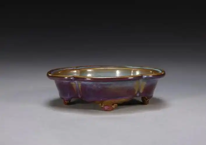 钧窑在五大名窑中以独特的釉色和釉质闻名.