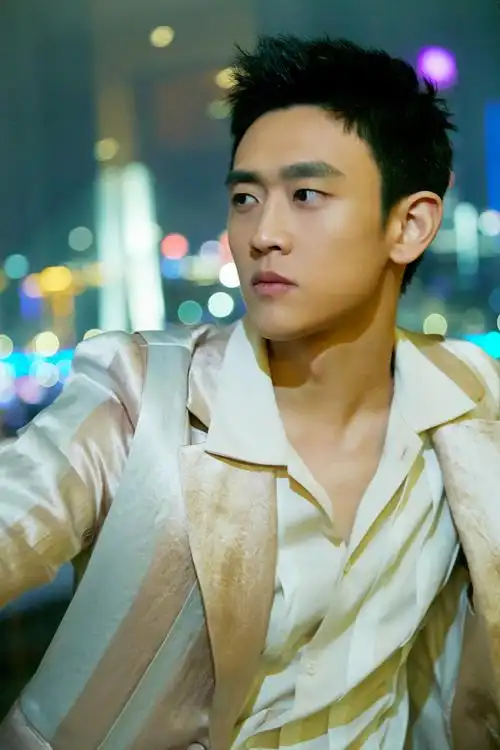 演员王天辰白马王子造型亮相跨年晚会 献唱高难度歌曲显潇洒魅力