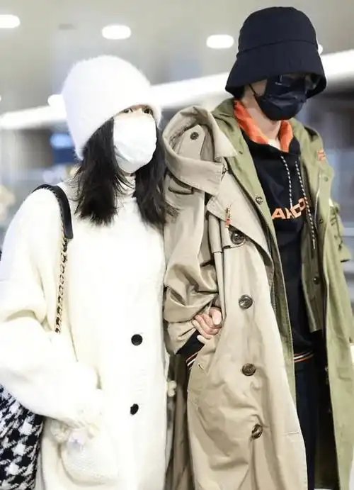 张杰领谢娜走机场,谢娜化身小女人紧紧跟随,产后身材太苗条