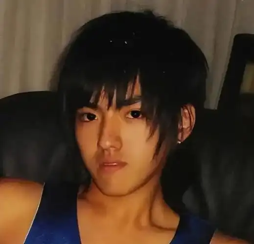 爆吴亦凡已适应监狱生活,当上班长,还到处给人写歌,母亲仍没放弃营救