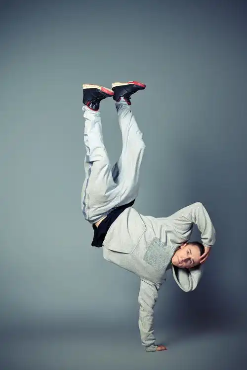 在工作室跳街舞的年轻人