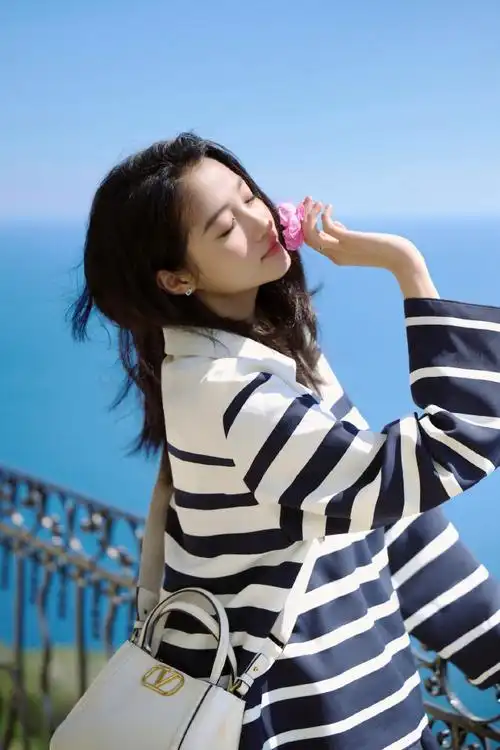 关晓彤吻花##关晓彤打卡尼斯蔚蓝海岸