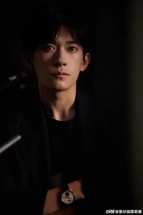 易烊千玺眼睛肿了#易烊千玺最新照片中,眼睛看着好像肿了,是不是最近