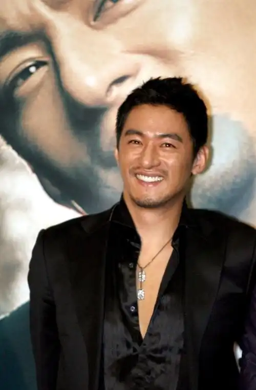 因为糊,韩国过气油腻渣男演员朱镇模给张东健拉皮条介绍嫩模就没人