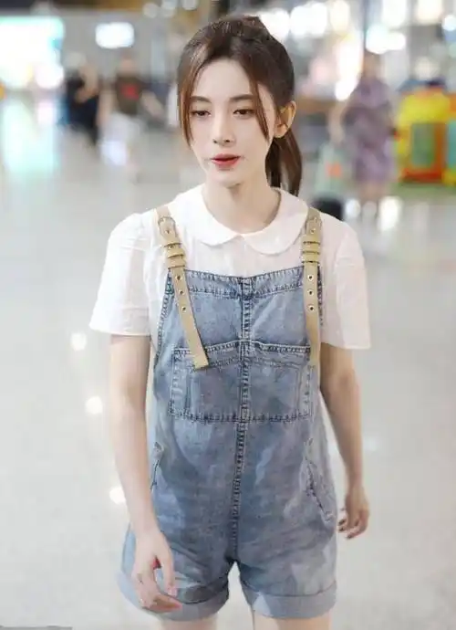 原创鞠婧祎太清纯牛仔裙打扮好似学生妹高马尾同样有时尚范