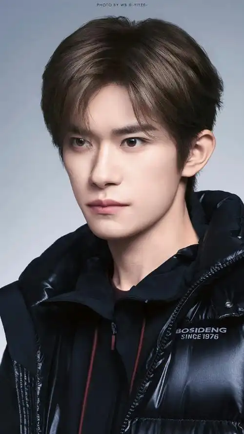 易烊千玺又染金发了