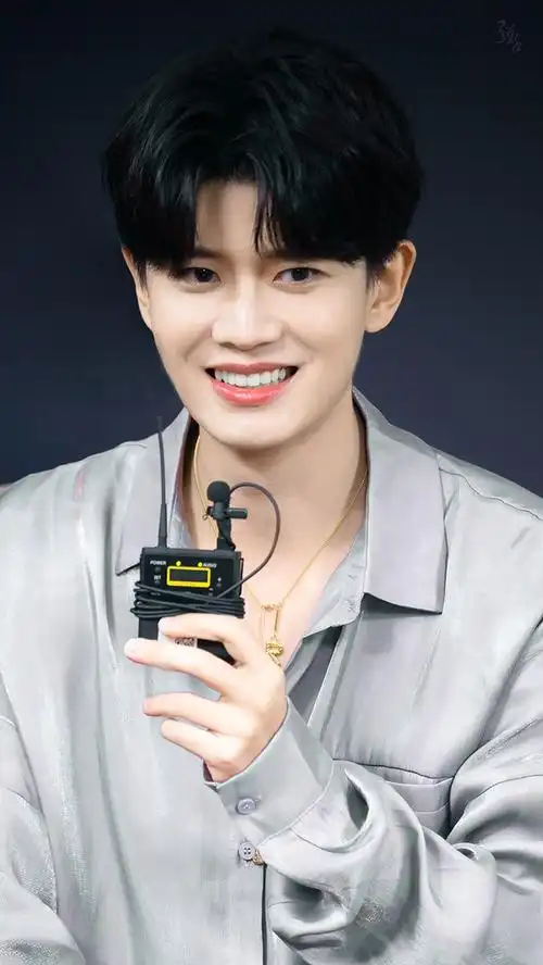 任嘉伦笑起来可以杀了我啊姐妹们有他笑起来的图分享吗