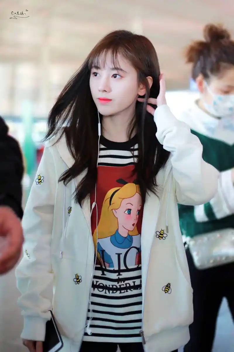 鞠婧祎穿白色卫衣现身机场,皮肤白皙面带微笑