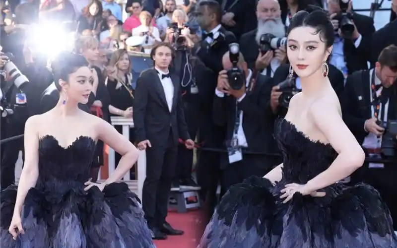 #范冰冰# 一袭羽毛渐变高定礼服,她惊艳了整个戛纳闭幕式红毯!戛纳电