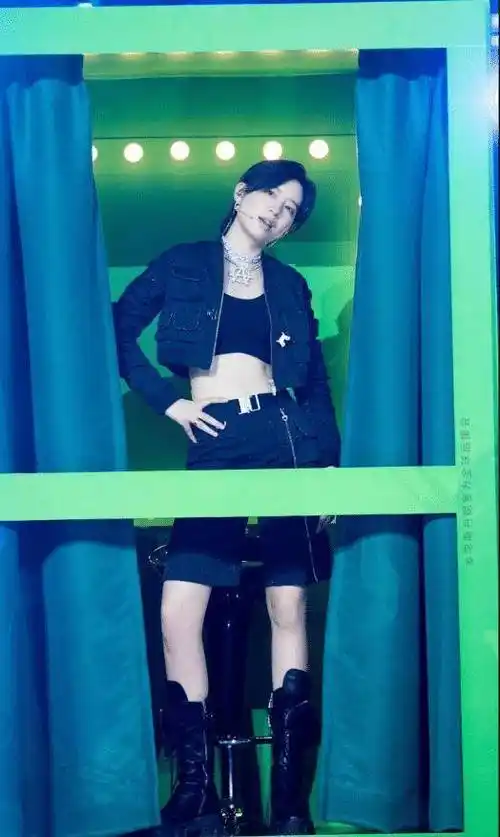 李斯丹妮的机车造型是真的辣,露腰又露腿,身材好果然敢穿_黑色_感觉