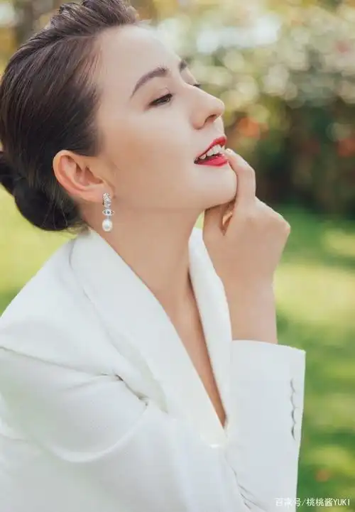 热依扎新造型真惊艳,穿方领吊带红裙走红毯,好身材呼之欲出