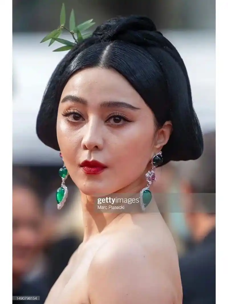 外媒镜头下的范冰冰戛纳生图 四十多岁能保持这样的状态已经很好很好