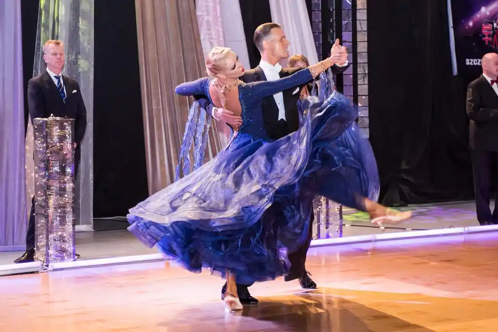 舞者跳舞跳的慢华尔兹舞蹈征服