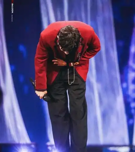 肖战作为品牌代言人出镜,视频由官方发出,又是见新鲜肖战的一天