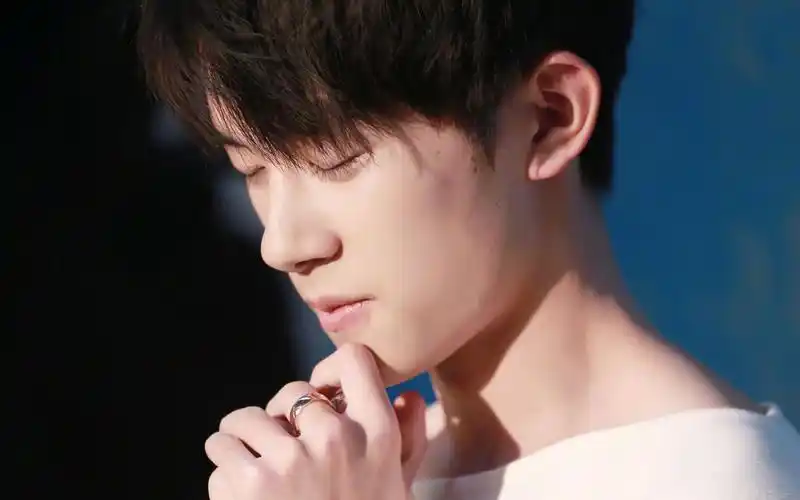 易烊千玺十七岁生日写真帅气图片壁纸