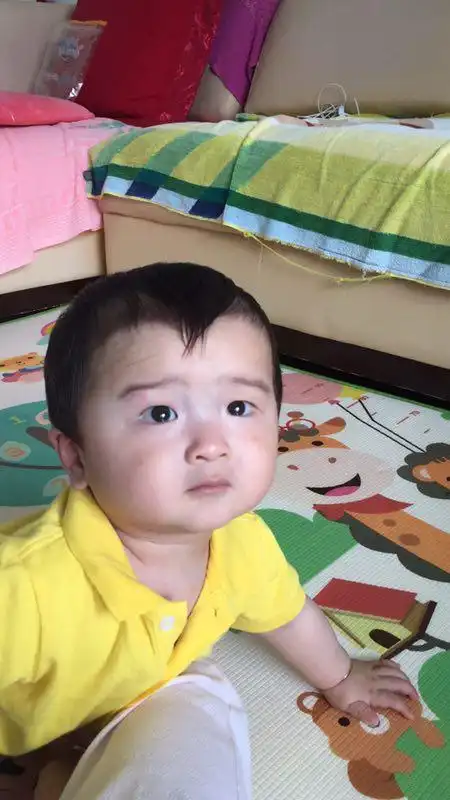 亲婆帮我梳了个桃子头.