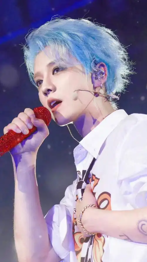 鹿晗帮粉丝跟领导请假#爱豆就是要染发!