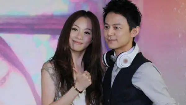 并且还给何炅还说了一条明路,甚至还照顾他的生活起居.