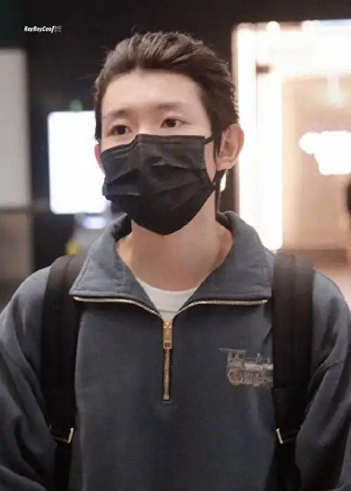 王源抵达米兰机场梳大背头扎小揪揪松弛感十足