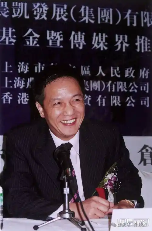 杨恭如2002年卷入与上海富商周正毅的三角恋,更被指于半山豪宅同居.