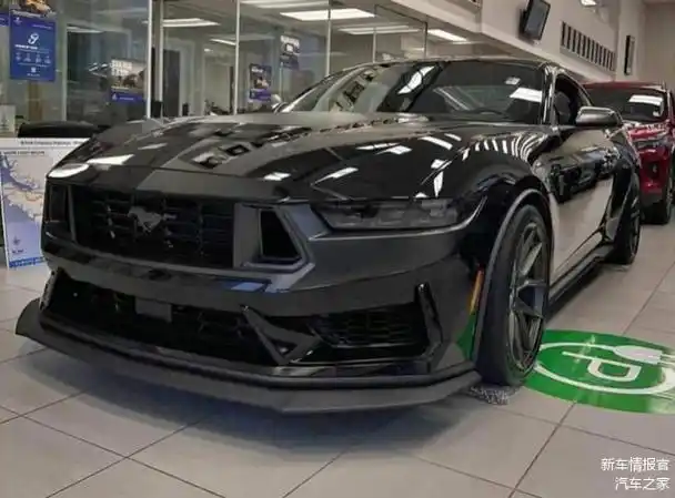 实拍全新福特mustang外观黑武士造型搭载50l10at
